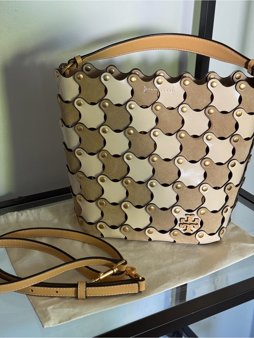 Tory Burch McGraw Jigsaw Bucket Bag - Picture 5 of 5